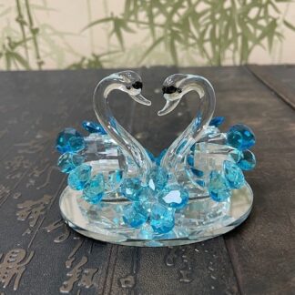 Лебеди с оперением и цветочком Лебеди с оперением и цветочком