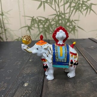 Слон с драгоценностью