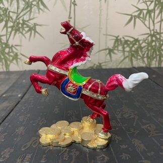 Лошадь на монетах красная