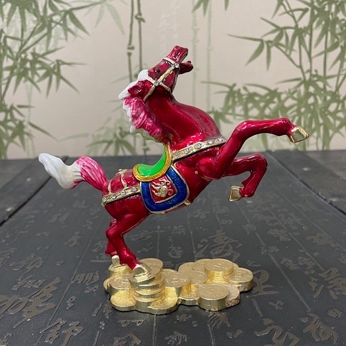 Лошадь на монетах красная Лошадь на монетах красная — изображение 3