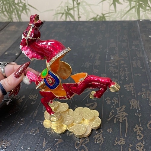 Лошадь на монетах красная Лошадь на монетах красная — изображение 2