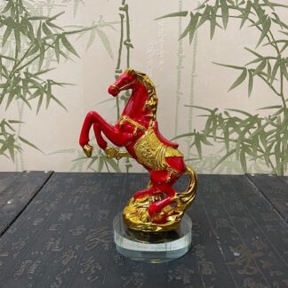 Лошадь на дыбах красная