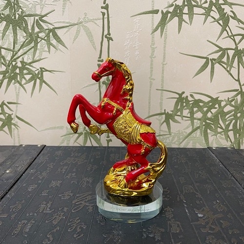 Лошадь на дыбах красная Лошадь на дыбах красная