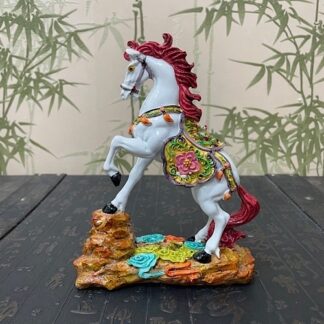 Лошадь белая цветная нецка