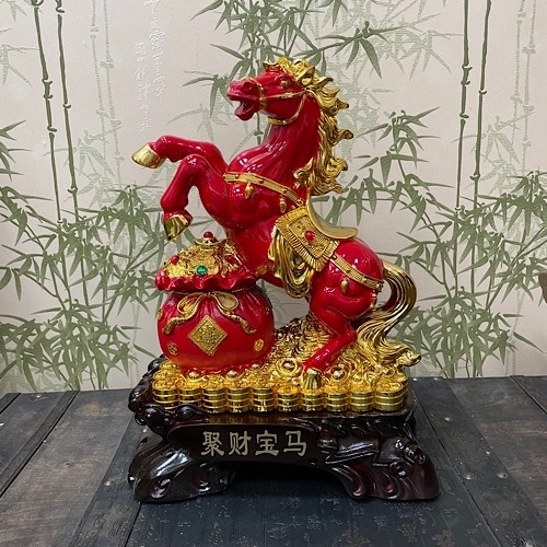 Лошадь на монетах красная Лошадь на монетах красная