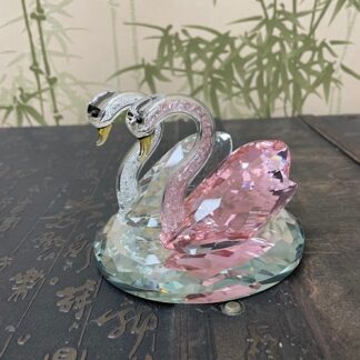 Лебеди на пьедистале Лебеди на пьедистале