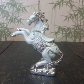 Лошадь белое серебро