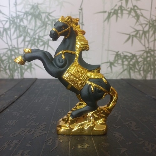 Лошадь черное золото Лошадь черное золото