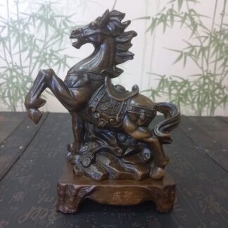 Лошадь под дерево