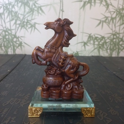 Лошадь с мешком богатства Лошадь с мешком богатства